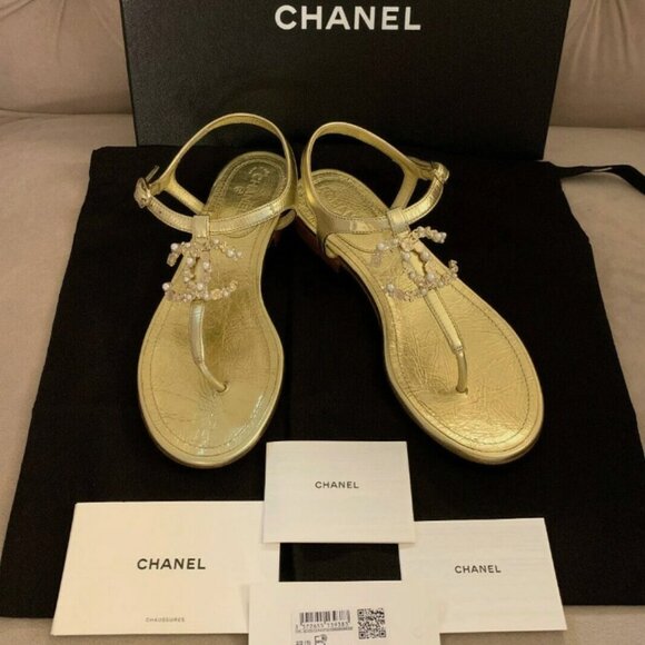Chanel Women 20C CC Logo Pearl Laminated Lambskin Thong Sandal Gold Size 36 NIB! - Picture 1 of 13